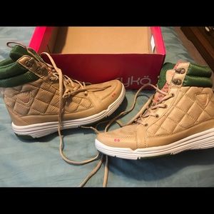 Ryka Aurora Sneaker Boots Sz 8 1/2 W tan